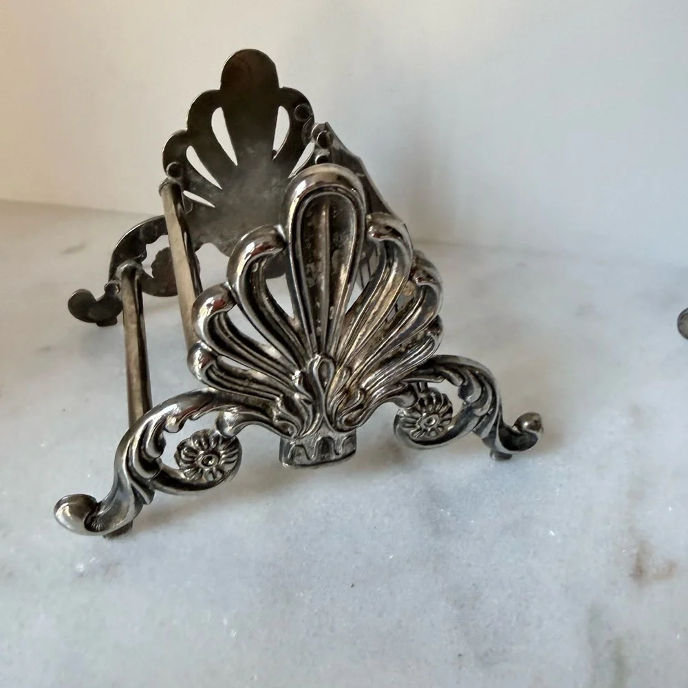 vintage silver-plated knife rest  by Leonard ornate shell and scroll motifs
